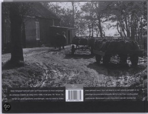Achterkant fotoboek Boerenwerk, een echt onverhard boerenerf Achterkant fotoboek Boerenwerk, een echt onverhard boerenerf