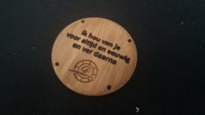 kerstcadeau voor een man van 65 jaar - houten horloge met gravure